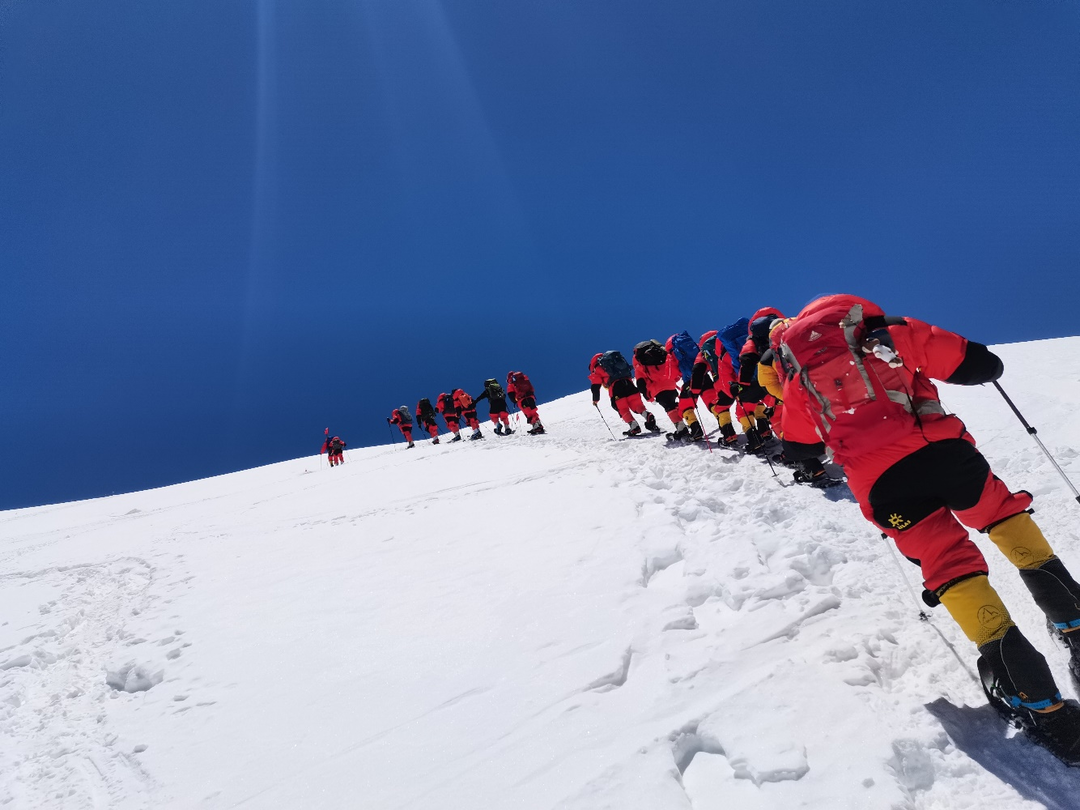 逐梦雪山之巅闪耀体彩之光 四川代销者登顶慕士塔格峰