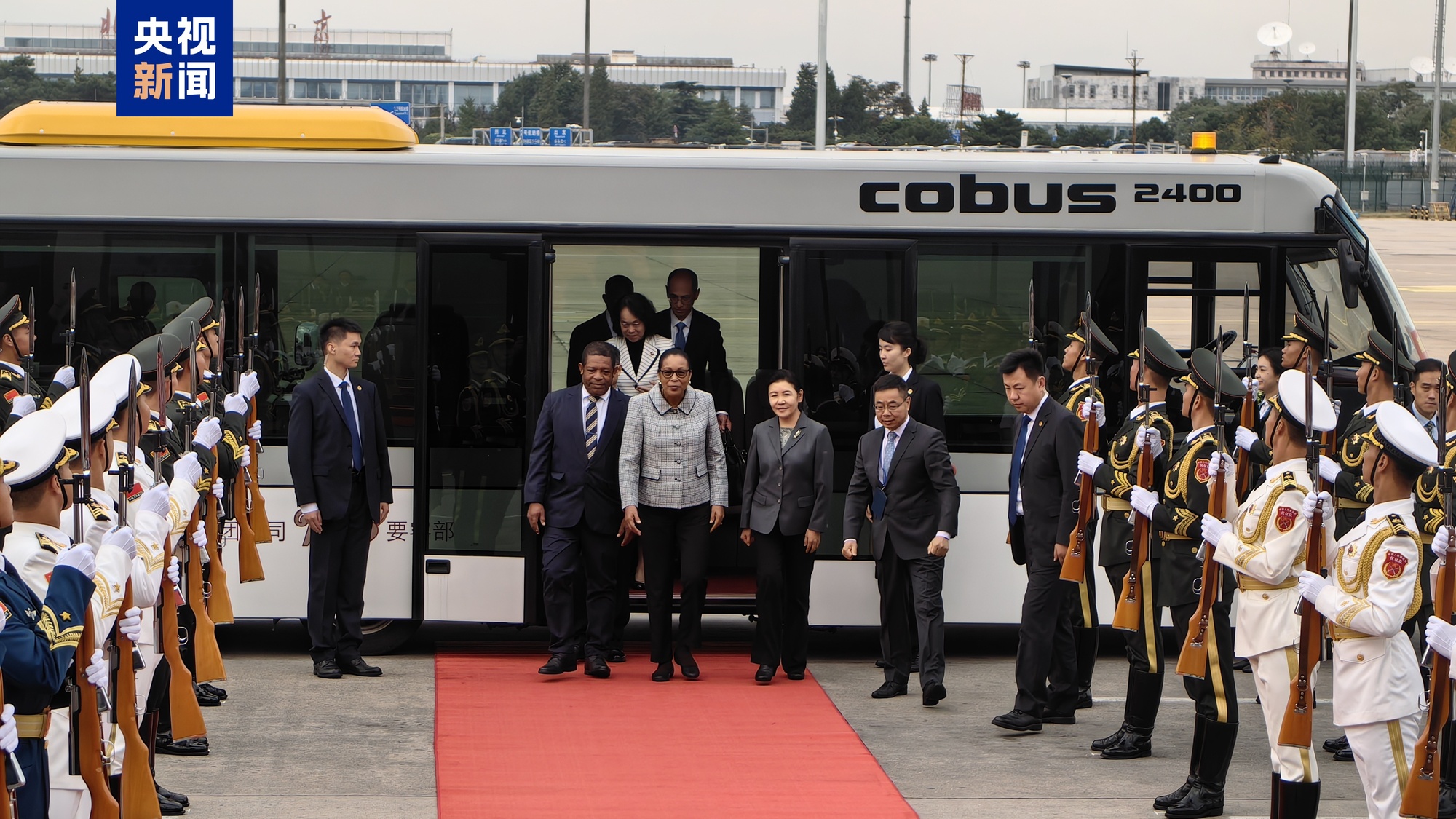 多米尼克总统伯顿抵达北京 将出席全球妇女峰会