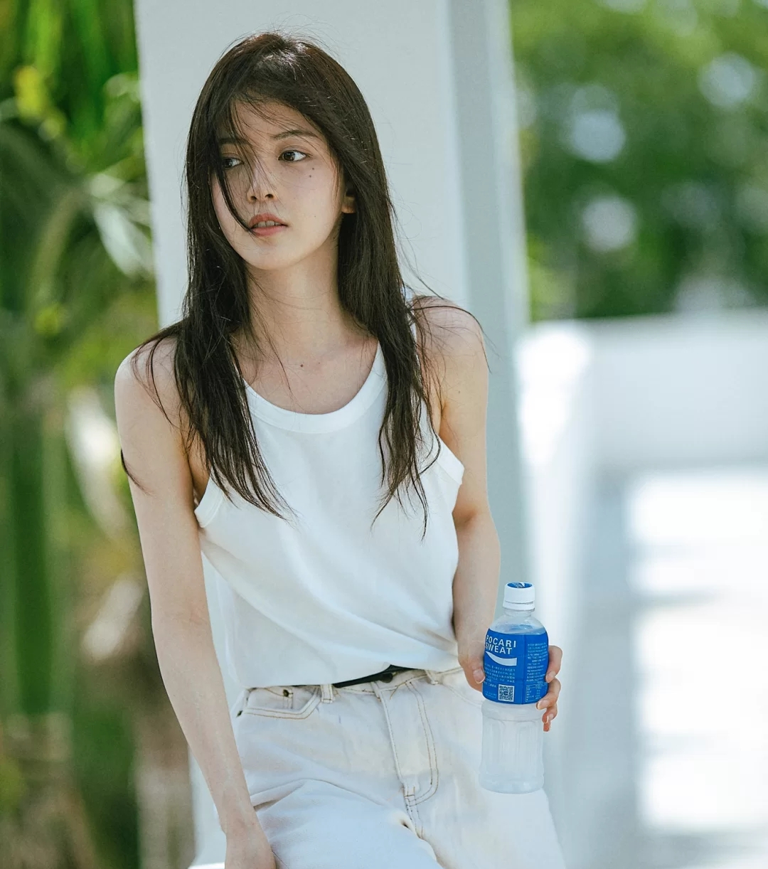 朱丹妮不做"绿茶"成"月光"?这样搭配美极了!