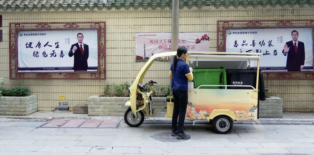 在西關大屋社區,環衛工作人員曹小姐開著環衛車進入社區,一邊前行一邊