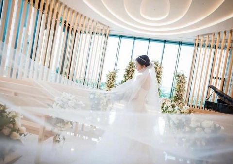 板野友美晒结婚典礼美照 纯白婚纱手举捧花幸福甜蜜