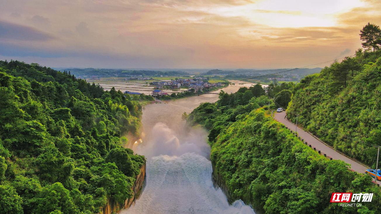 一镜到底!酒埠江水库泄洪壮景 再现巨浪奔涌