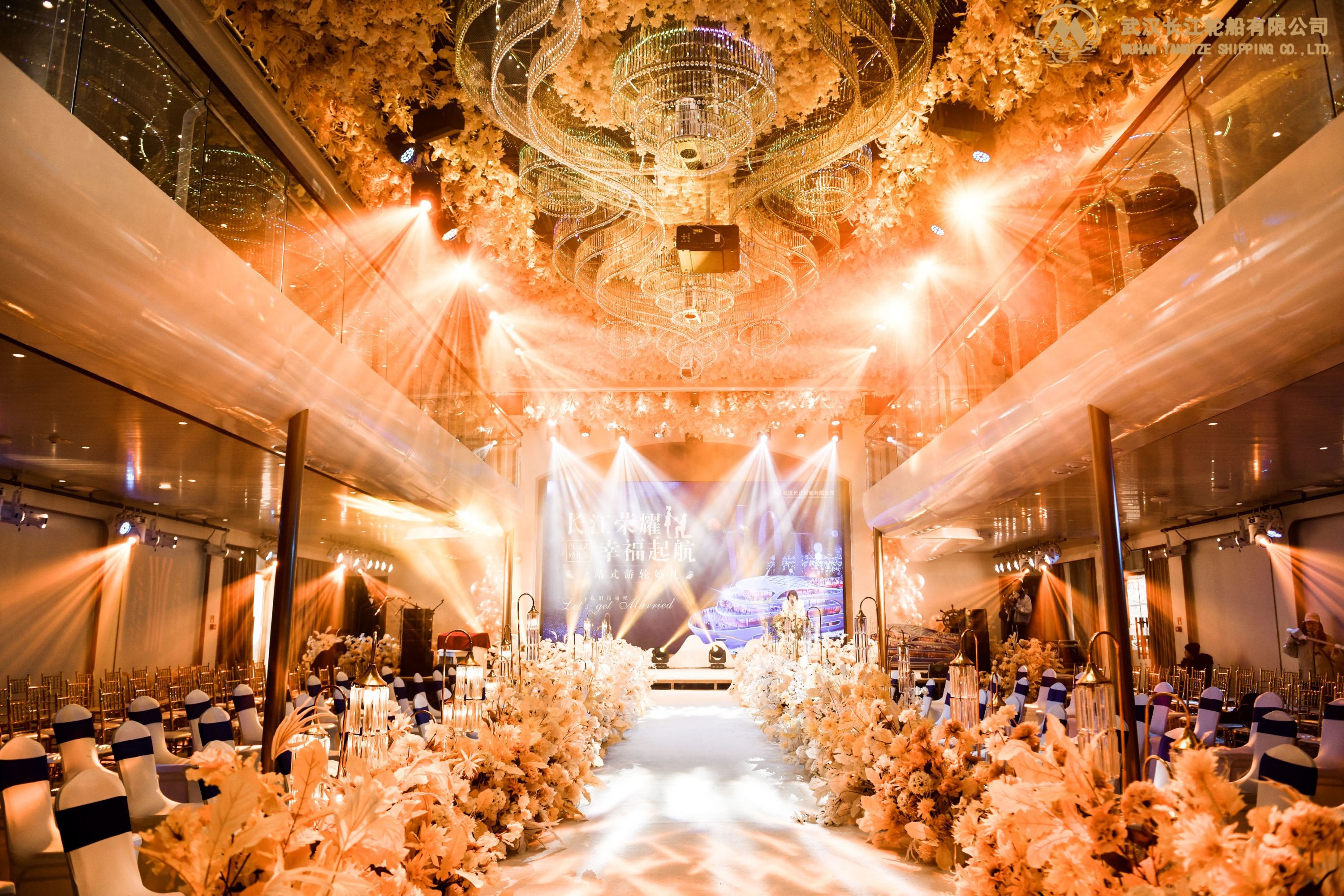 武汉首艘高端婚礼宴会游船"长江荣耀"浪漫起航