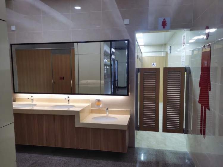 地铁2号线娄山关路站厕所改造大升级,厕位多了,环境好了!