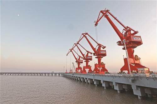 四台大型门座吊机矗立在头门港码头(资料图片). 记者 潘侃俊 摄