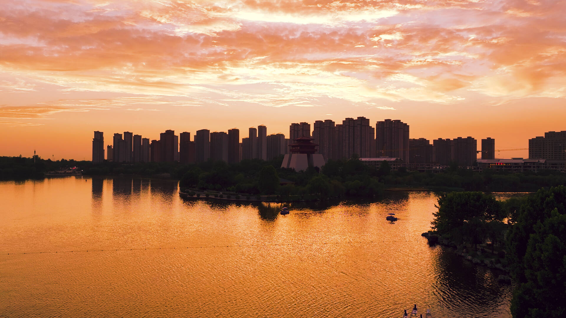 绚丽壮美!枣庄东湖晚霞映天红