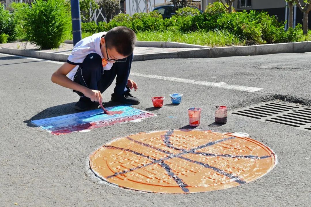 井盖涂鸦 正能量图片