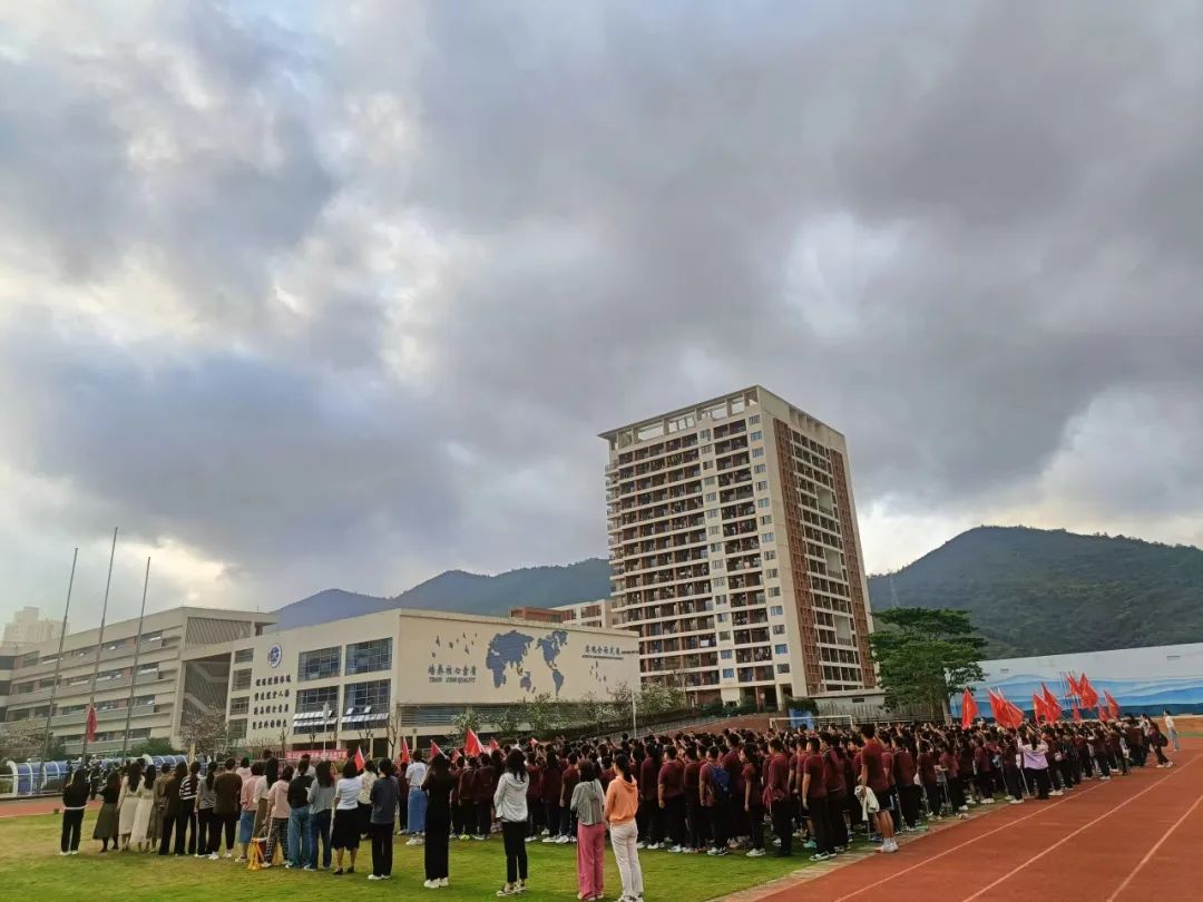 我校举行主题升旗仪式