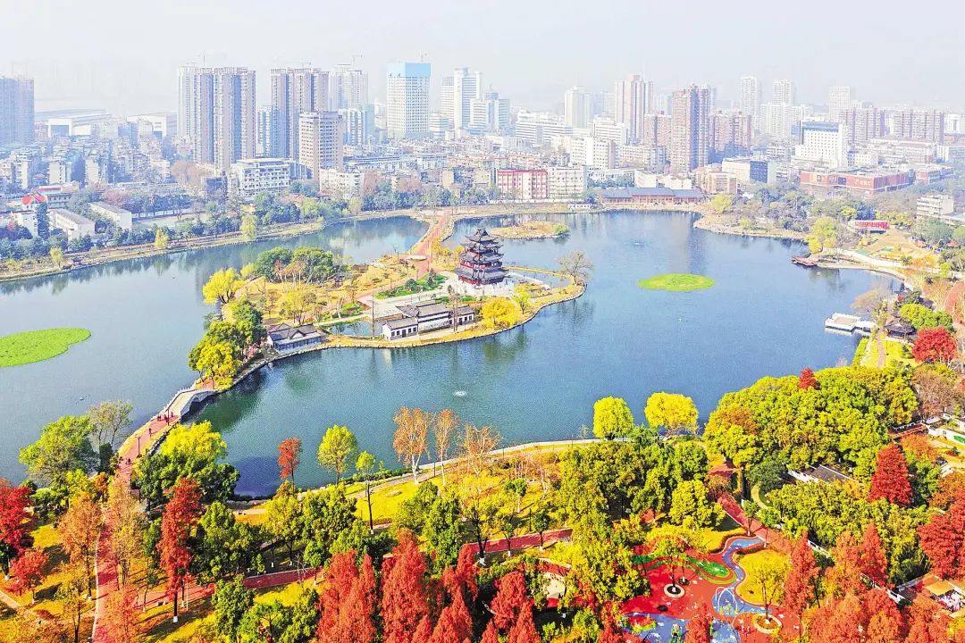 在宁波奉化滨江生态公园奉心湖,通过国内首创的壳聚糖包裹载镧膨润土