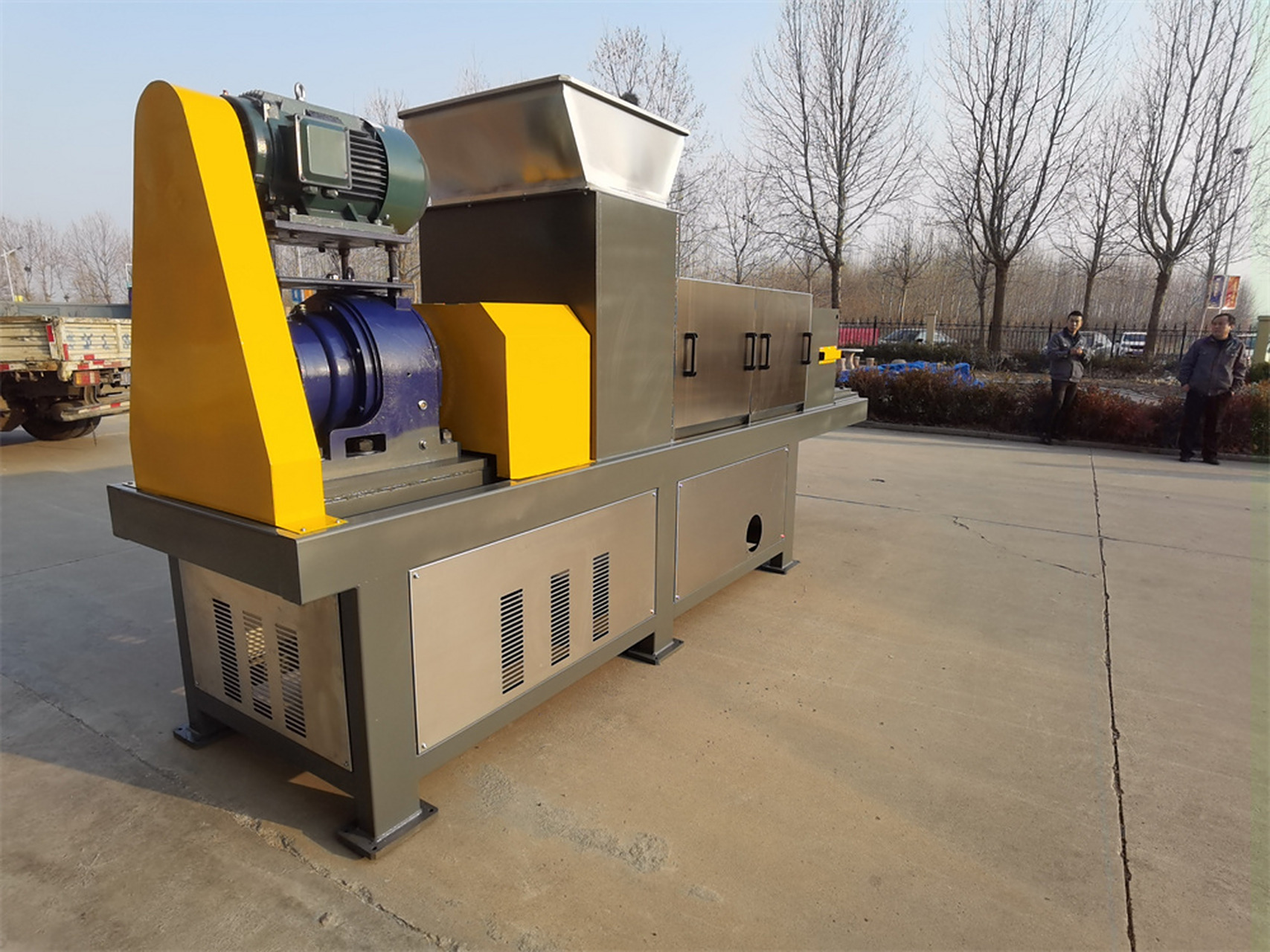 螺旋压榨脱水机处理中药渣能够高效地去除中药渣中的水分,提高中药材