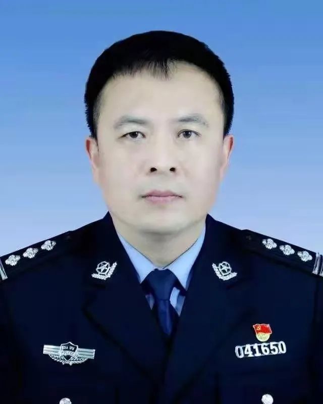 公安系统二级英模 长治市公安局潞城分局 党委副书记,政委   翟树斌