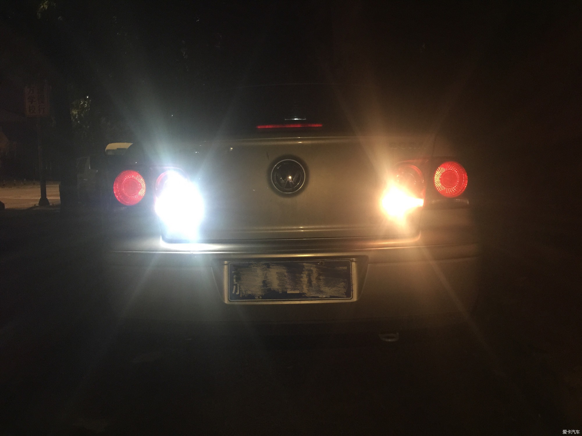 新手嫁到,请问高6的倒车灯是不是只亮一个