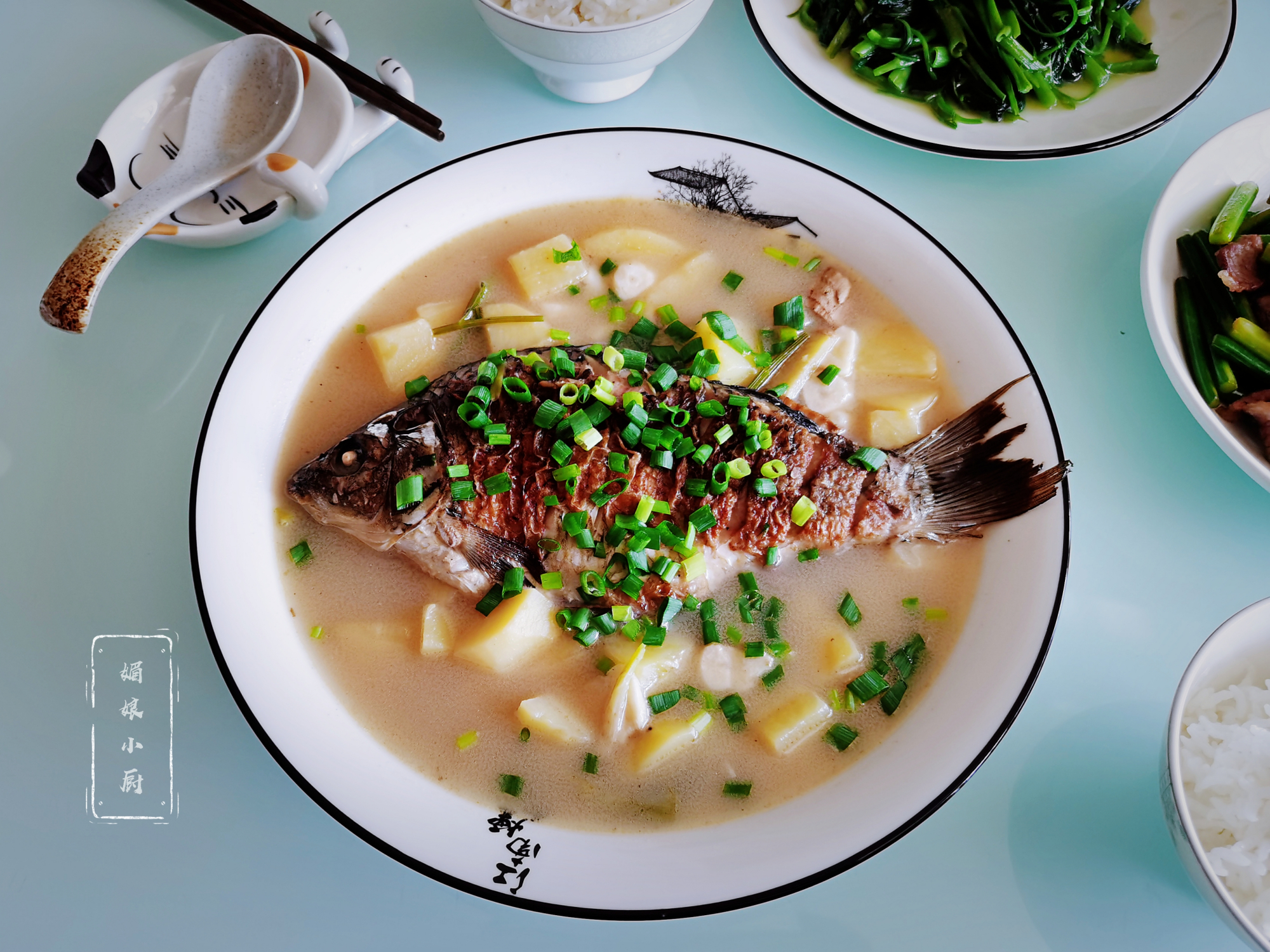 鲫鱼炖土豆很多人没吃过,鱼肉鲜嫩汤水鲜美,味道不输鲫鱼炖豆腐
