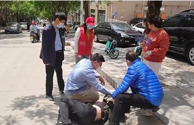 郑州人民医院医生付俊豪 连救两名晕厥群众