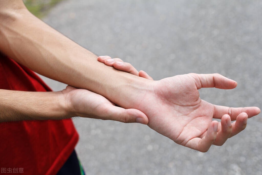 章鱼康护有问必答:偏瘫手臂抬不起来,肩部受限,有什么好的方法