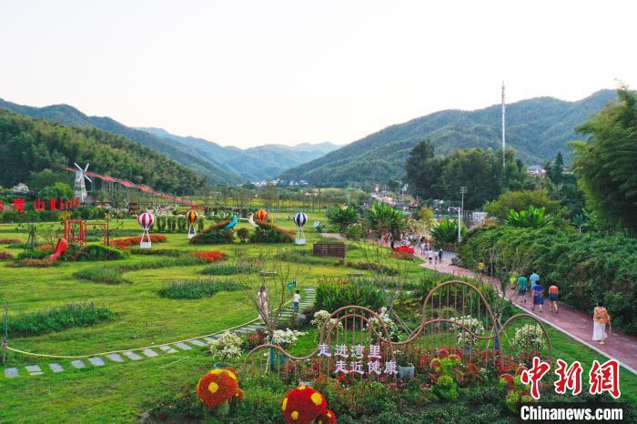 游客在南昌梅岭风景名胜区九龙溪生态休闲公园观花赏景,亲近自然.