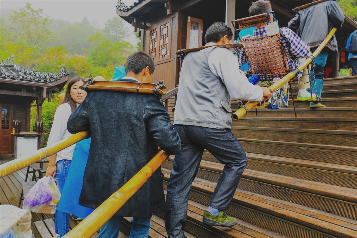 在中国众多景区里面,抬游客上山是一份工作,多数人却不忍心消费