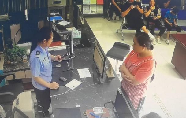 骗子在公安局行骗,江苏丹阳女辅警怒吼"开视频"