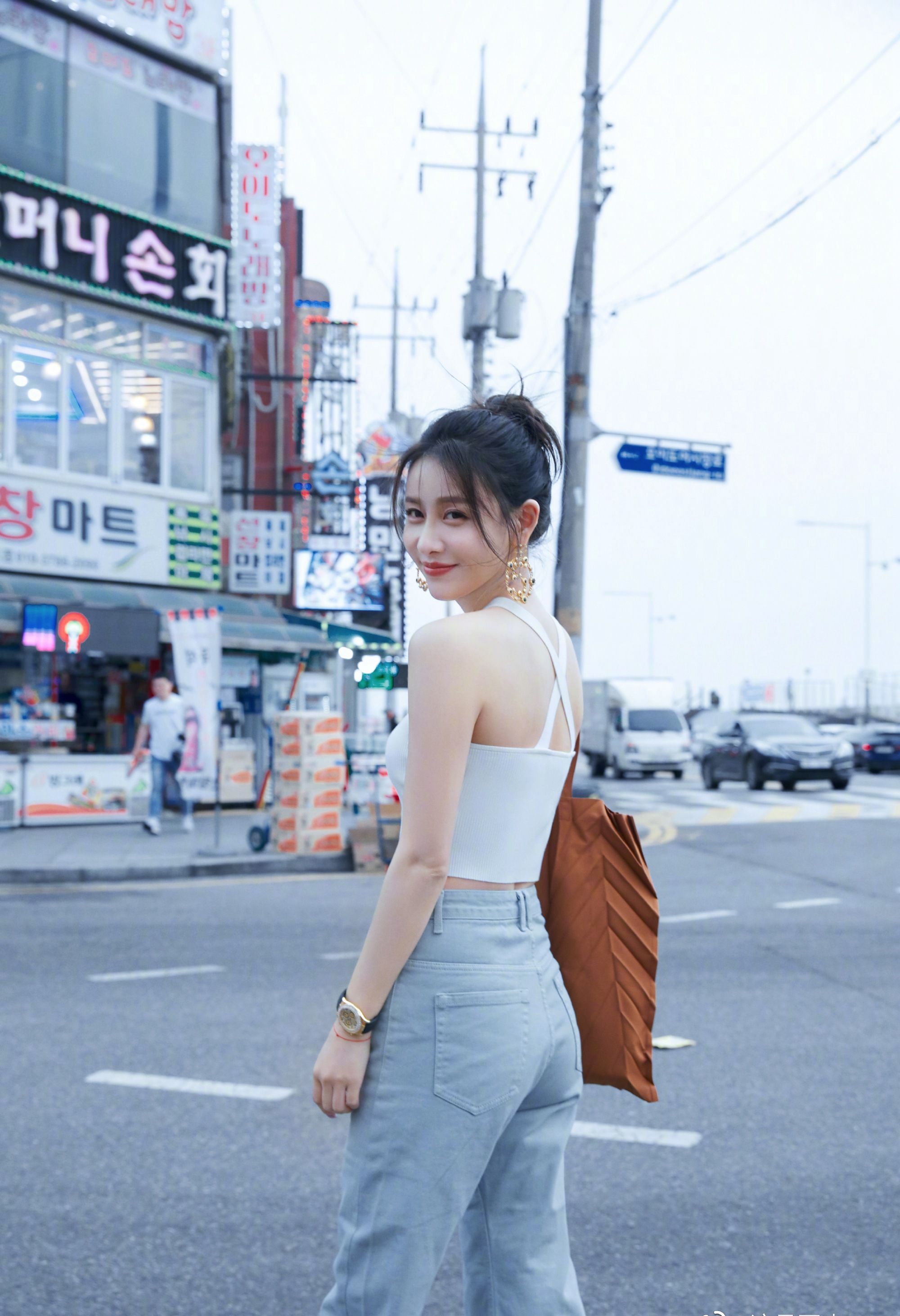 贾青白色t恤青春活力写真