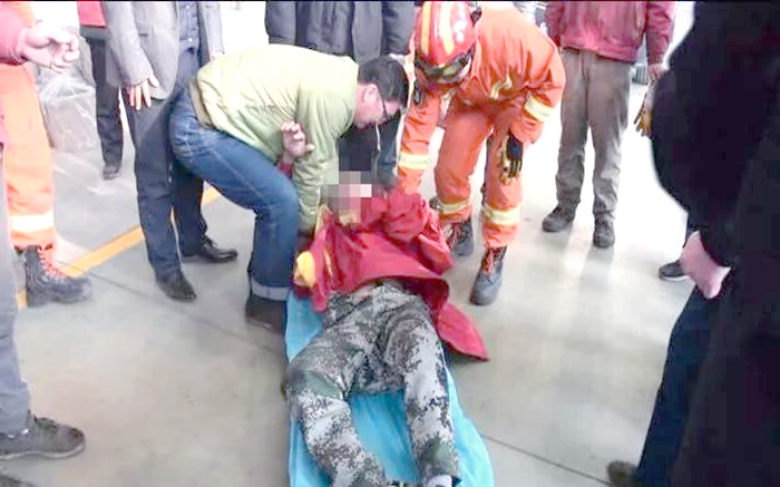 工厂事故救援:消防人员成功解救被机器卡住的工人