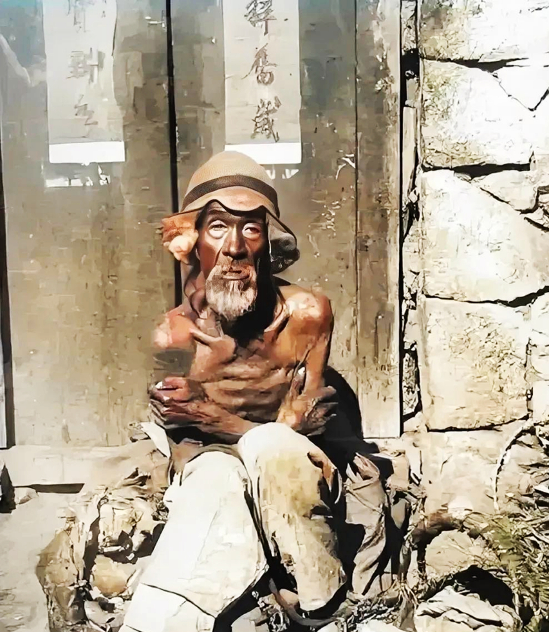 一个清朝的穷老头坐在门前瑟瑟发抖.