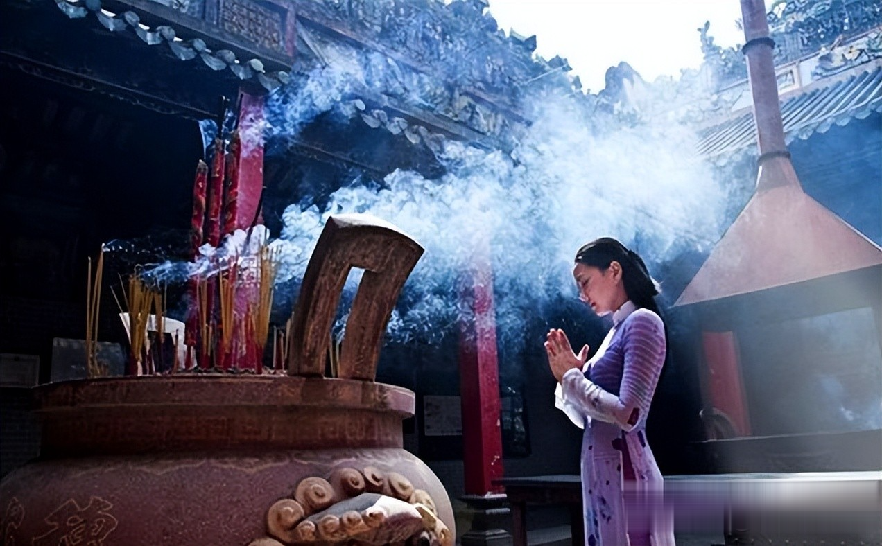 烧香拜佛是一种迷信活动,其实谁也保佑不了你,除了你自己!