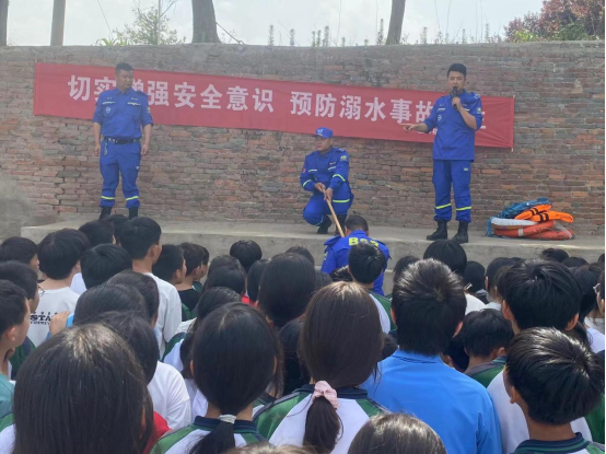 临颍蓝天救援队到三家店镇华严寺中学开展防溺水公益宣讲培训