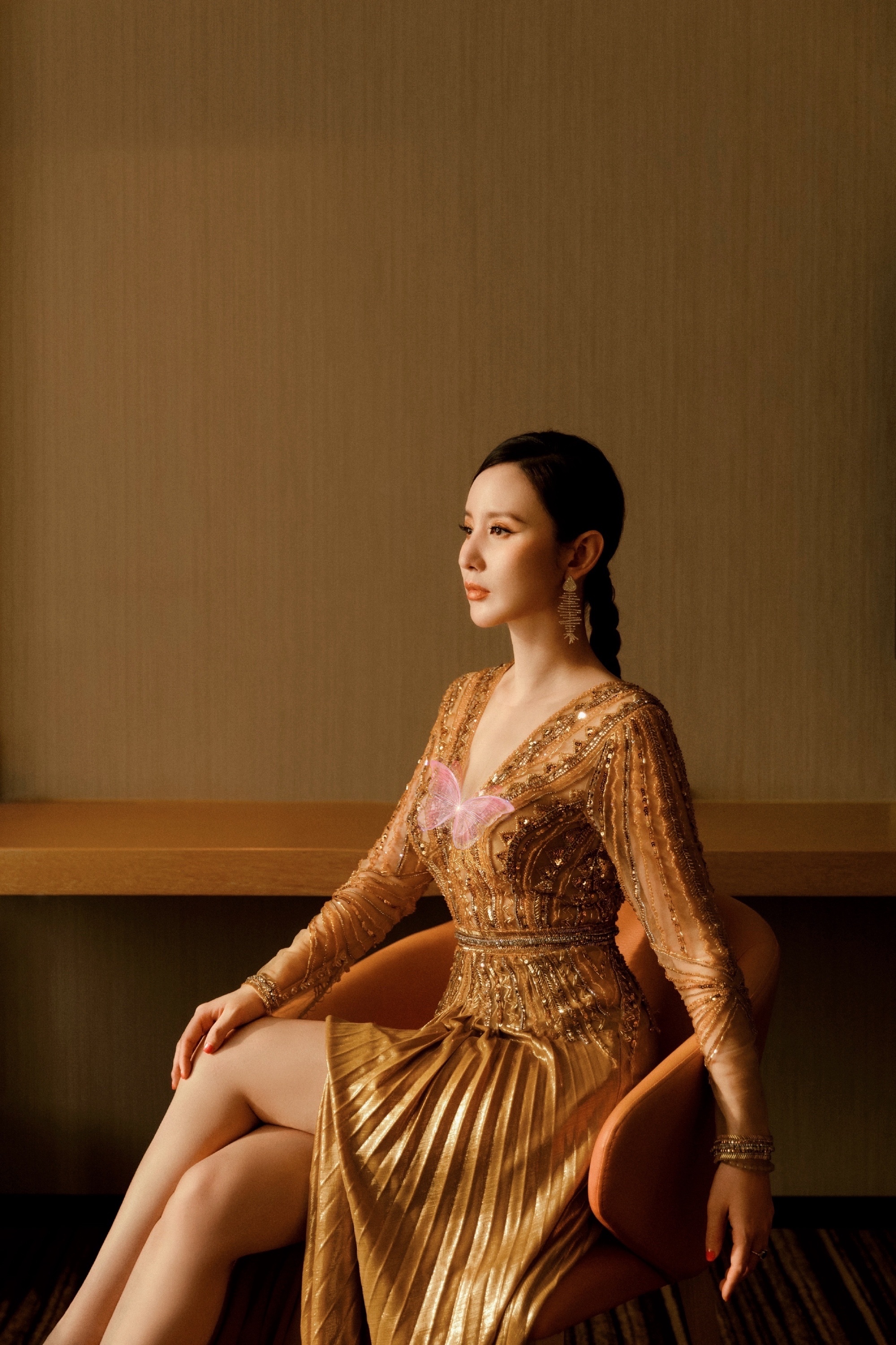 张萌穿黑色连衣裙优雅高贵,包臀鱼尾勾勒出曲线美,衬托白皙肤色