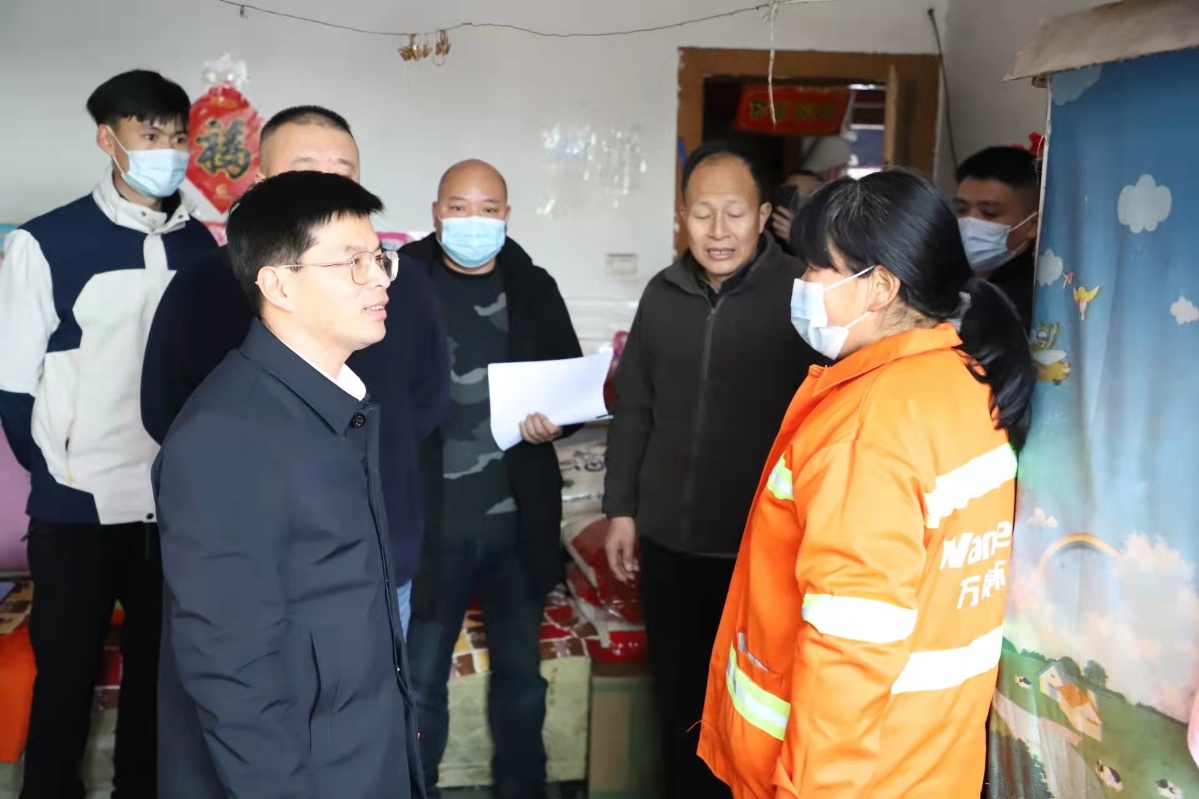 景宁县委常委任小松开展贫困环卫工人送温暖帮扶慰问活动