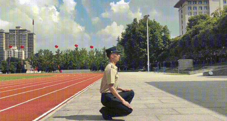 蹲下起立动作要领