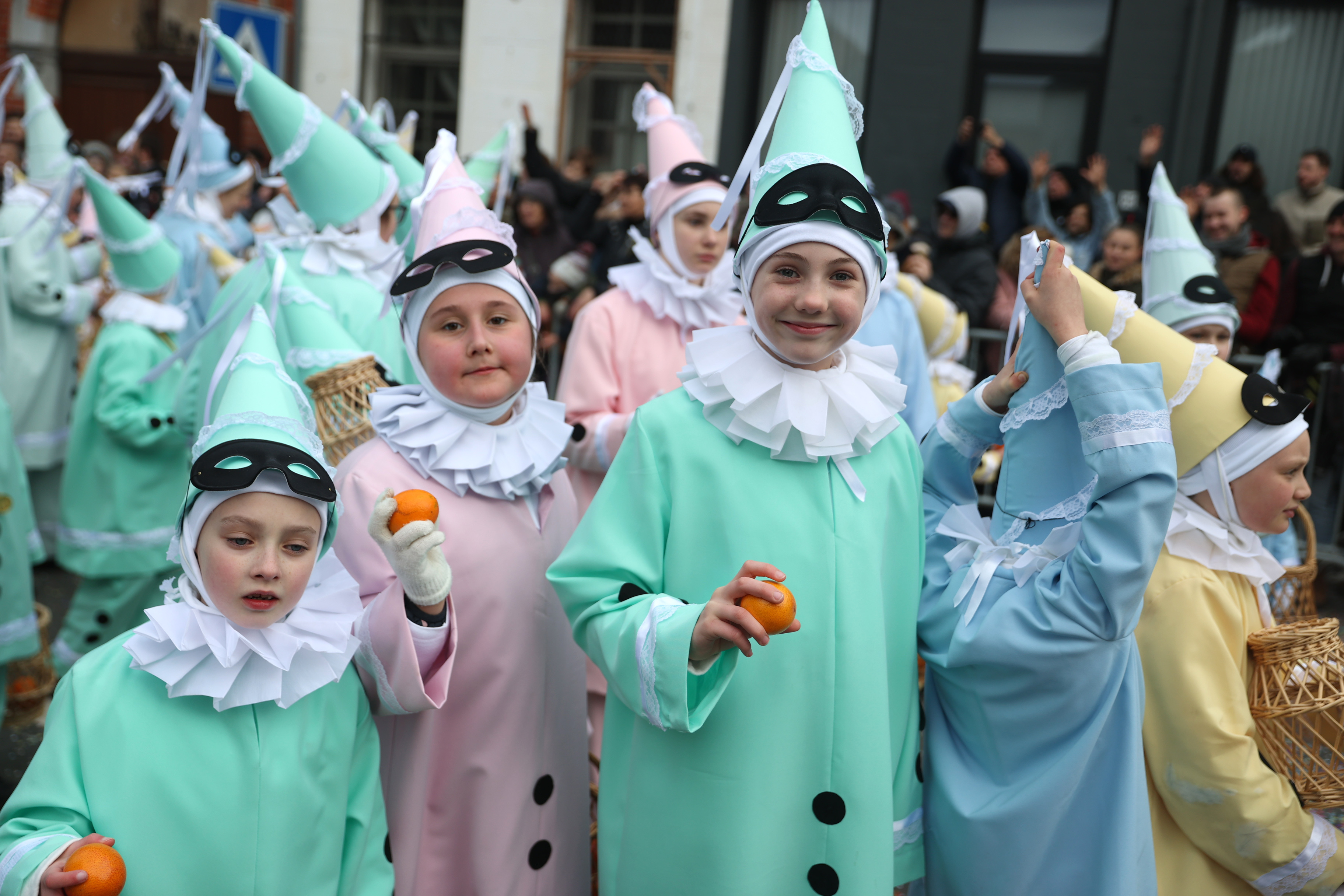 比利时班什狂欢节迎来高潮