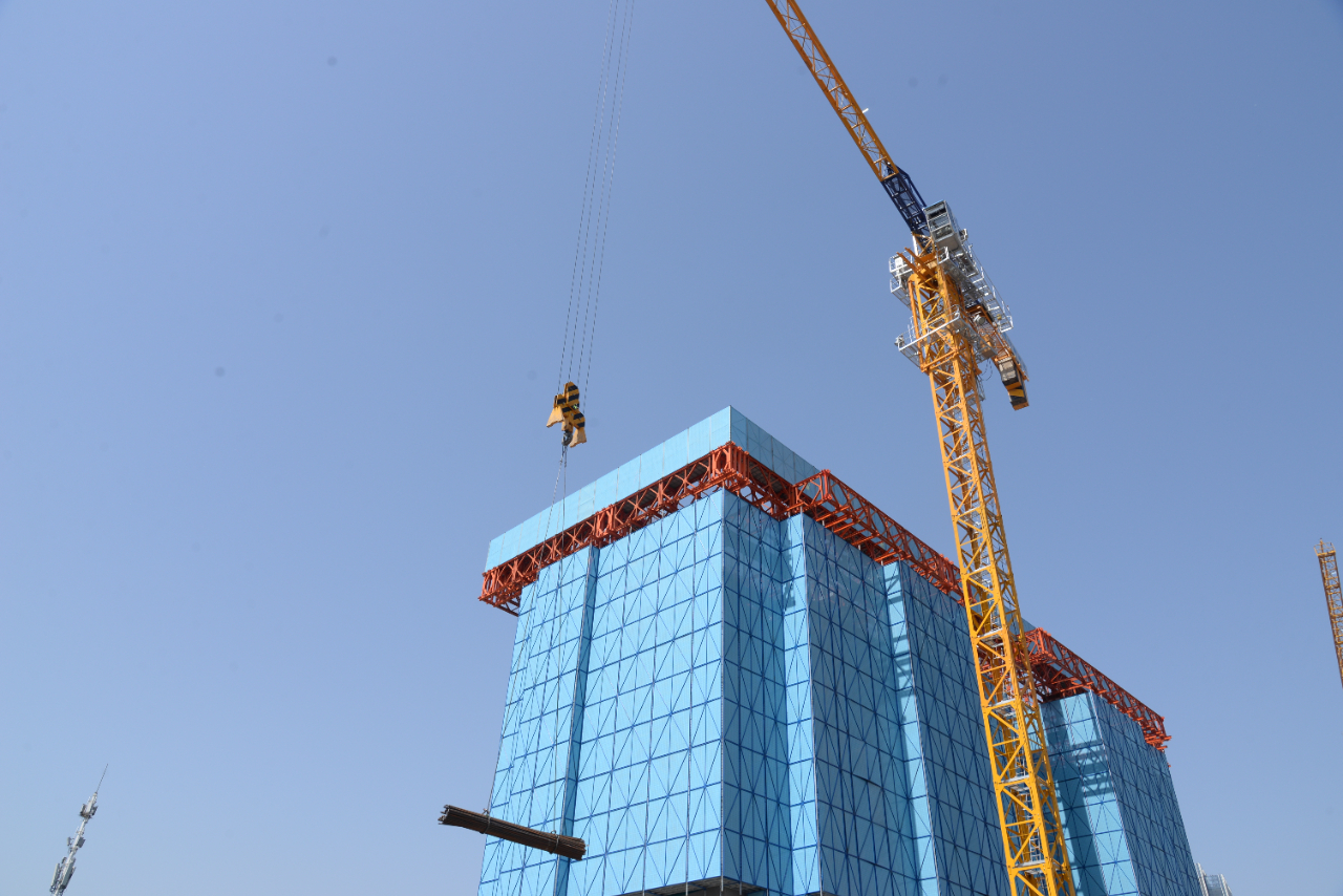 华中地区首台"住宅造楼机"投用