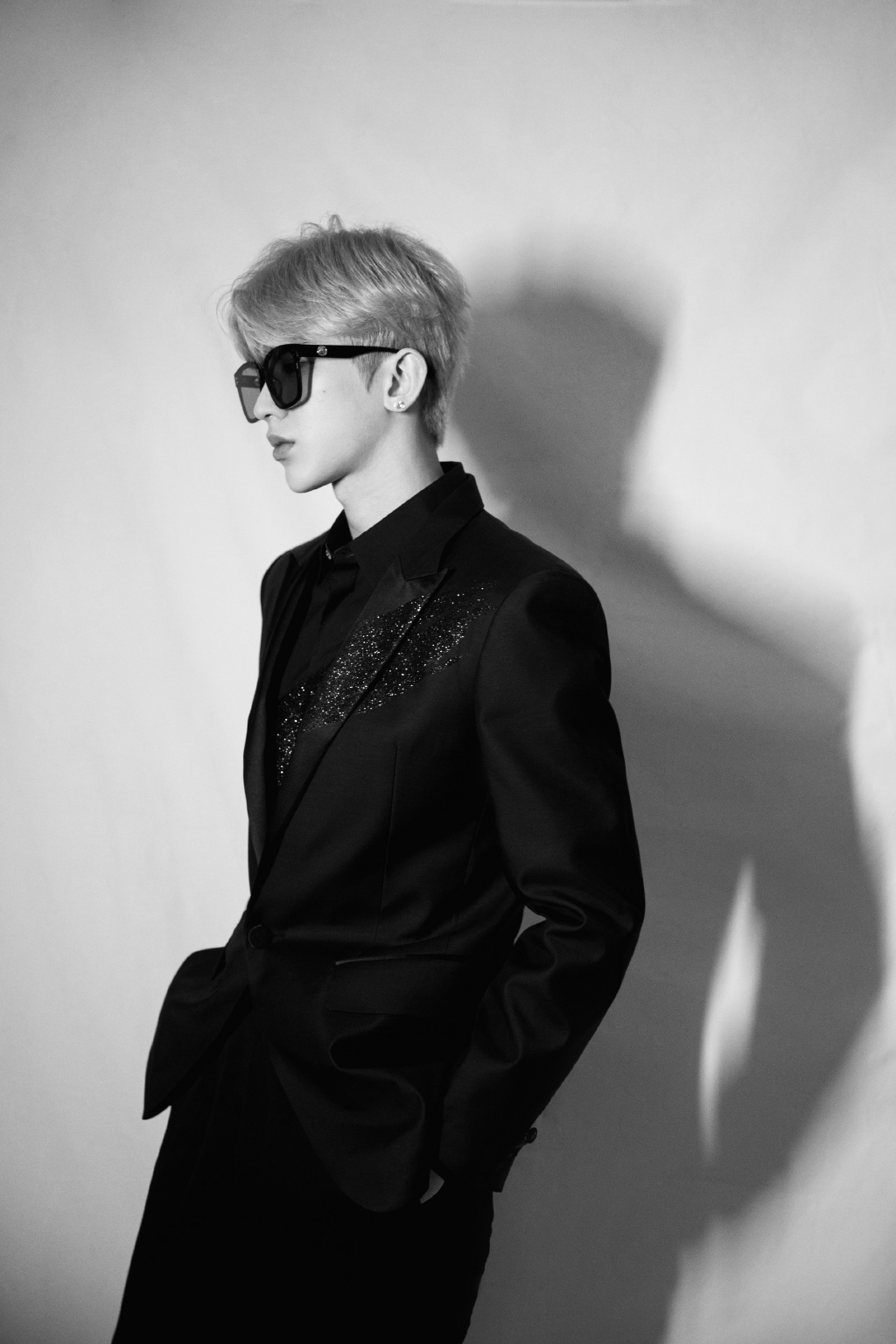 蔡徐坤亮相陌森眼镜十周年品牌庆典 全黑西装展现低调优雅的贵公子