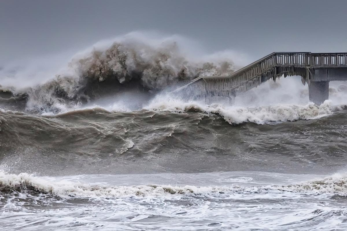 日本遭遇地震海啸双重危机,核污染水排海引发争议