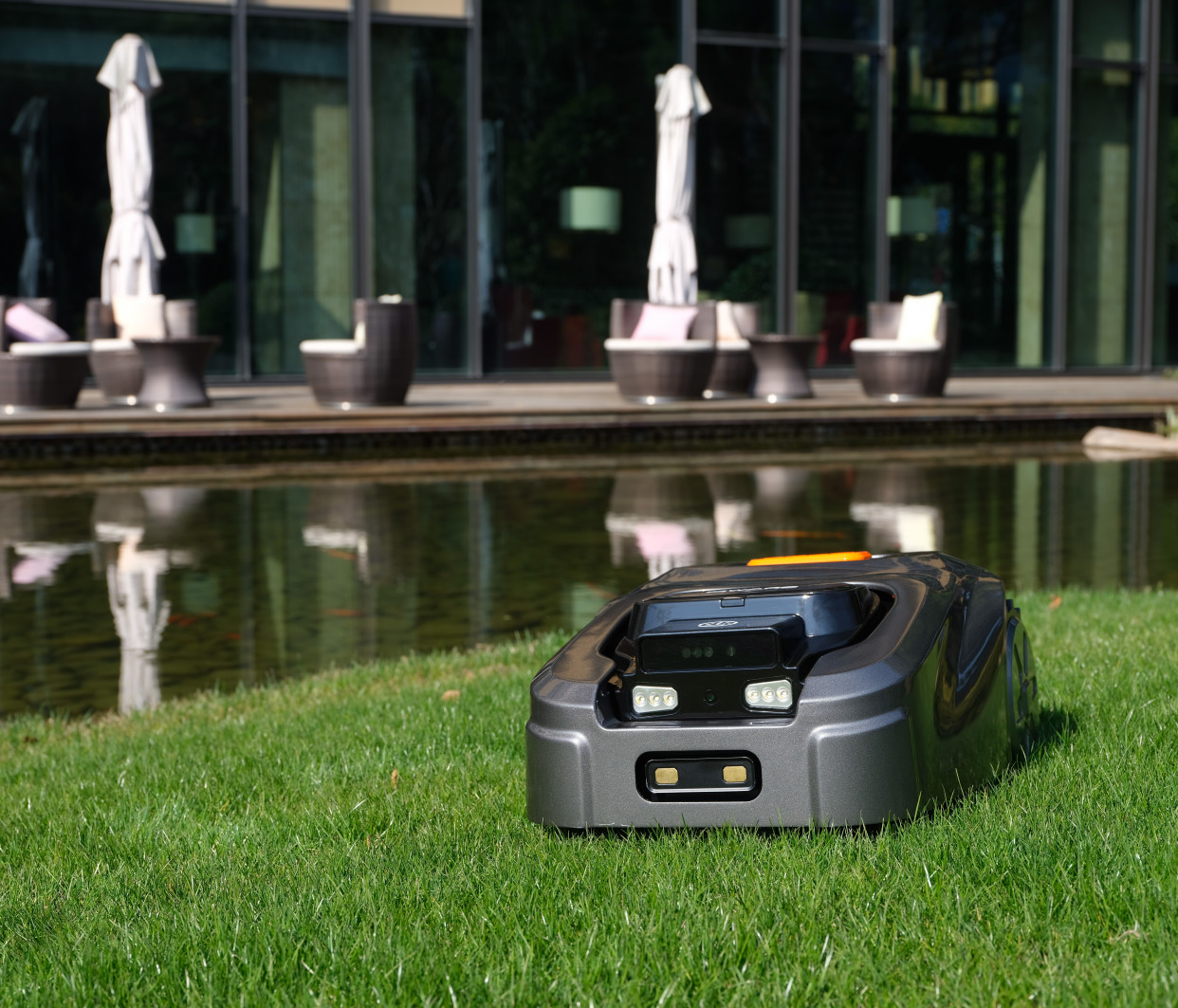 isward发布全新二代智能割草机器人,无需围线,一键操控