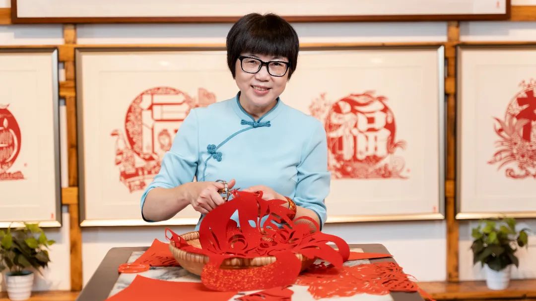 榜样在身边手艺人周冬梅以匠心守初心以巧剪画时代