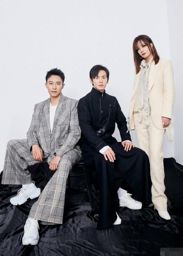 张哲瀚和赵薇,王智同框占c位?网友科普:三人是同一公司同事