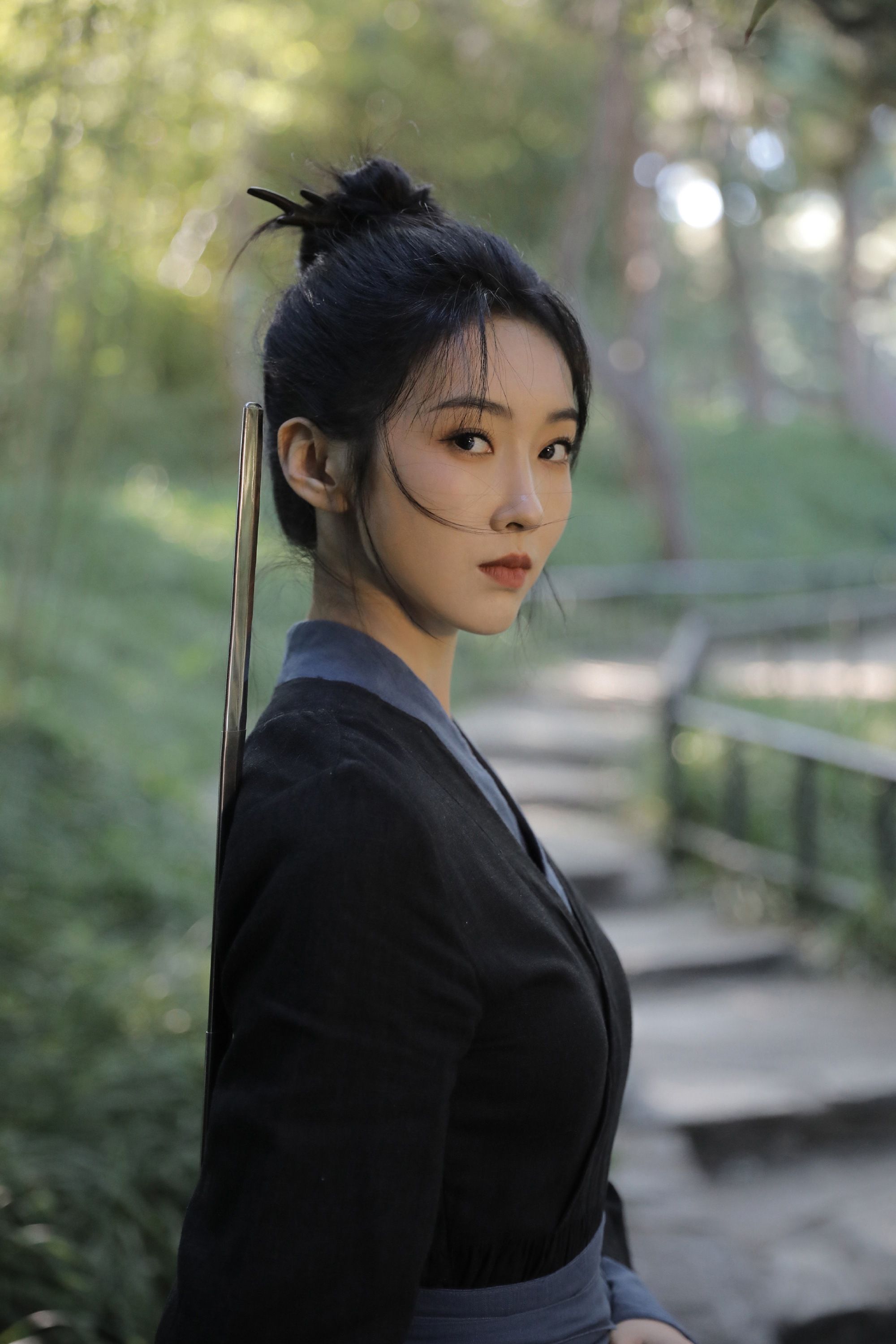 宣璐少年恃险若平地独倚长剑凌清侠气写真