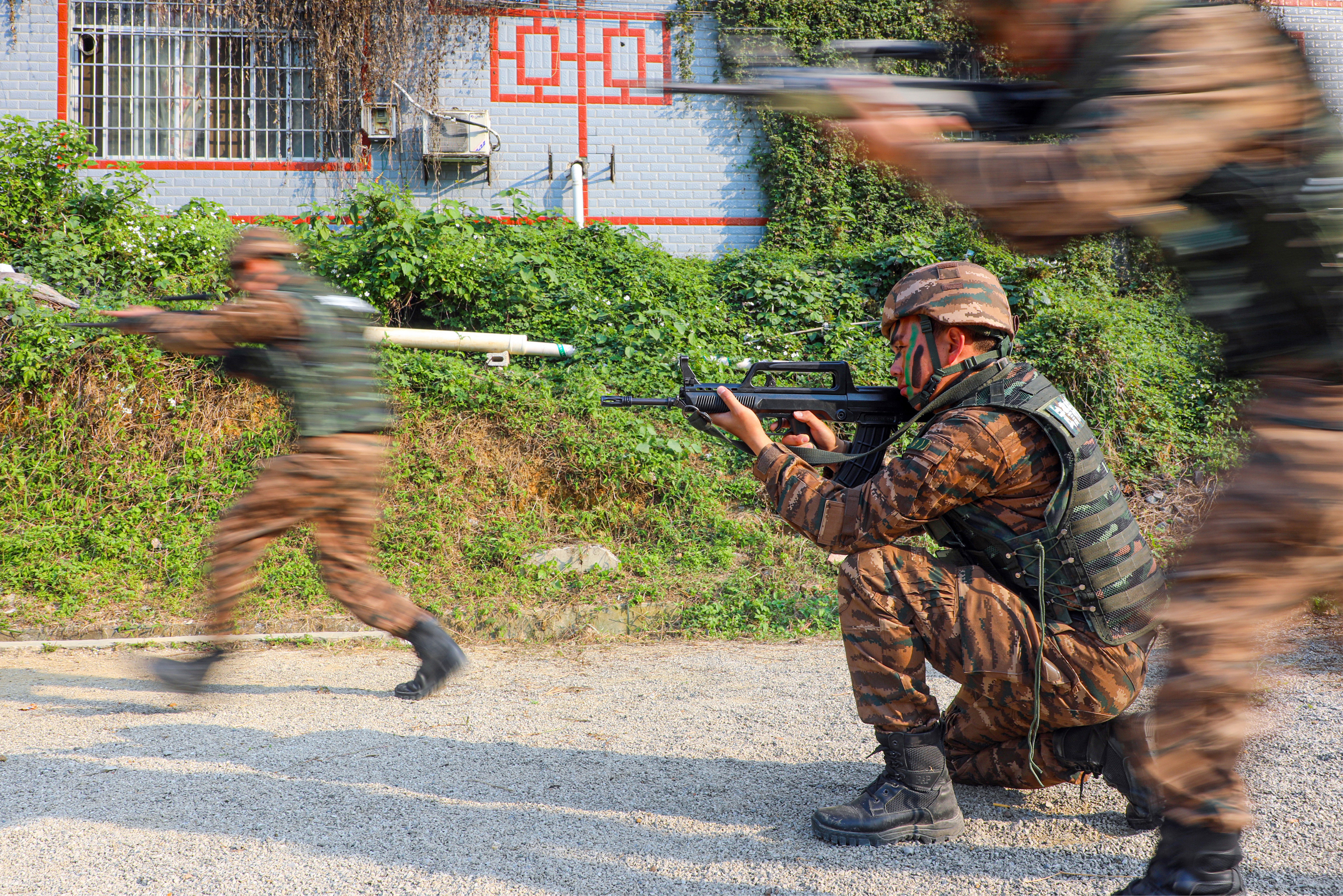 现场直击!武警特战队员冬季大练兵点燃训练场