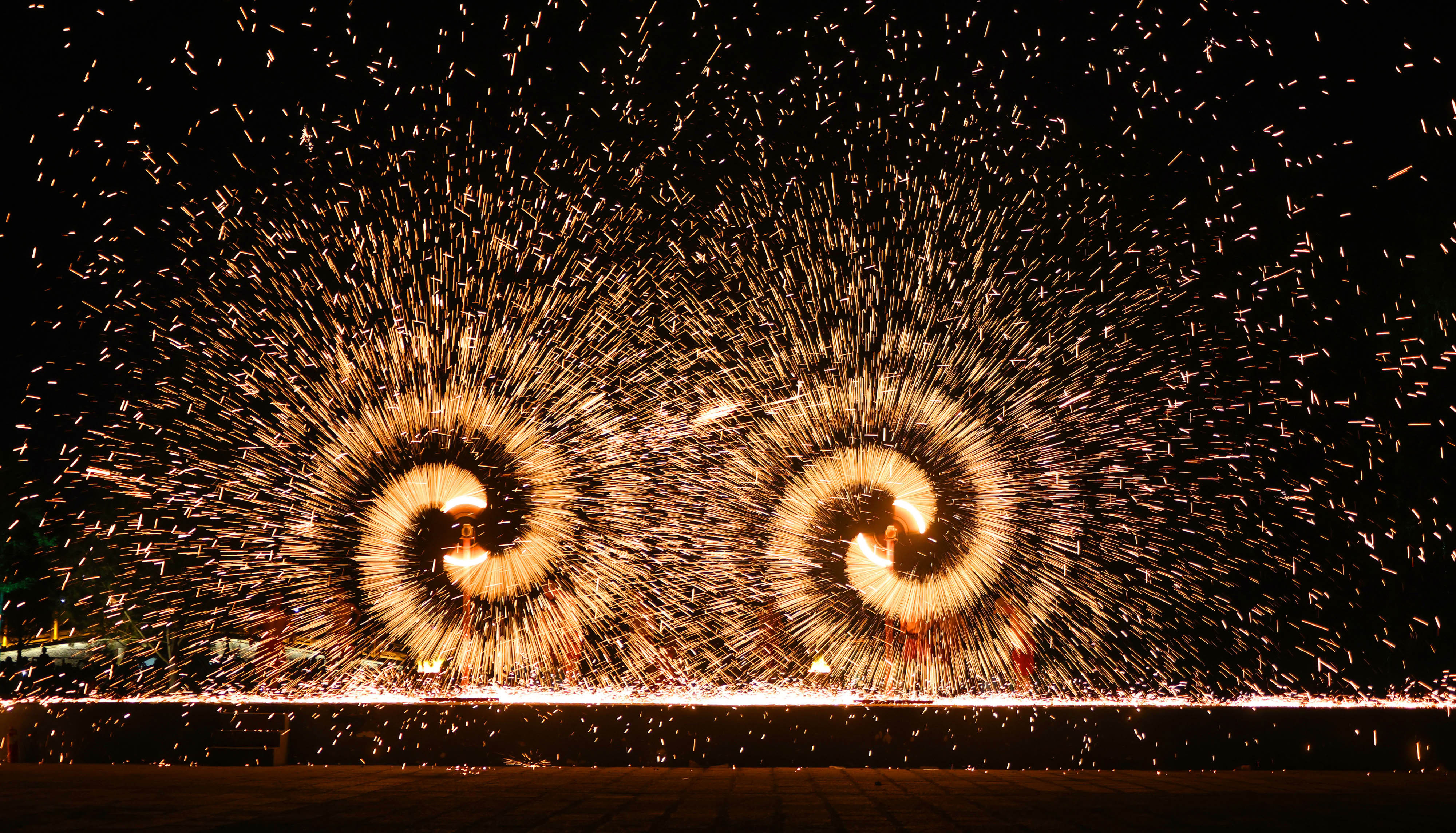 台儿庄古城盛开"火龙钢花"