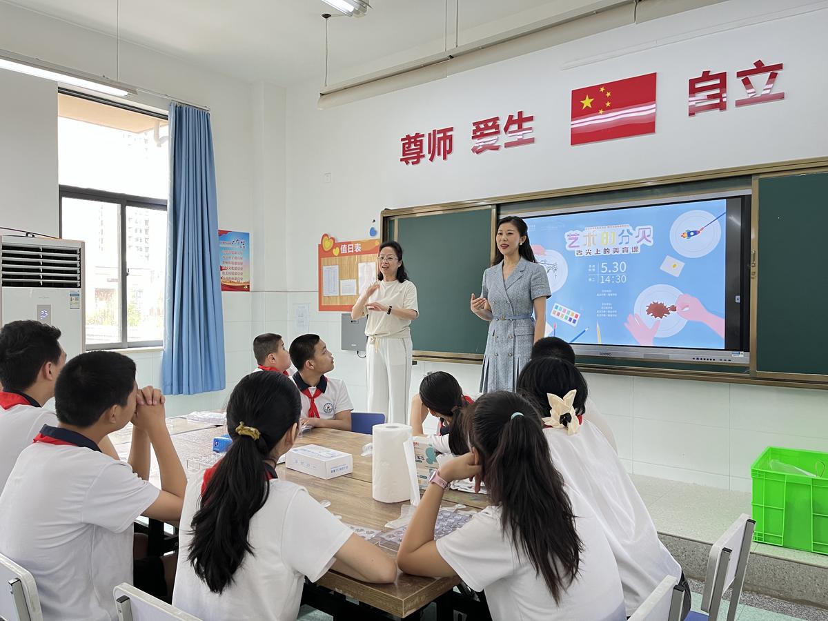 将"艺术的分贝——舌尖上的美育课"带进武汉市第一聋哑学校的课堂