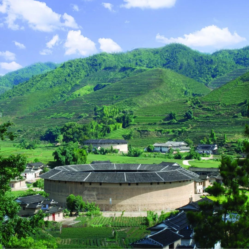 福建土楼是分布在闽西和闽南山区那种适应大家族聚居,具有突出方位