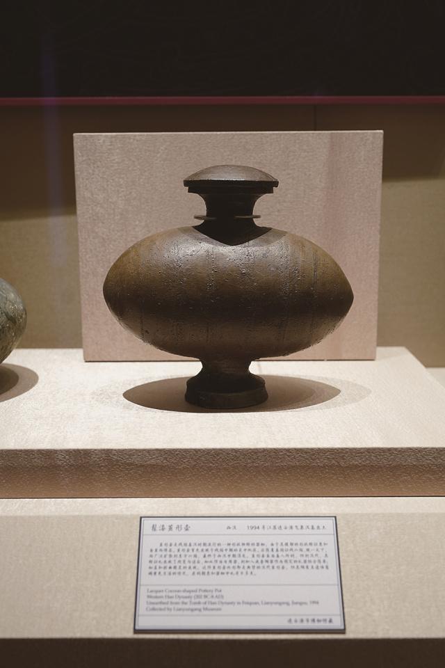 连博珍贵文物亮相姑苏"镇馆之宝"黄玉握首次外出参展