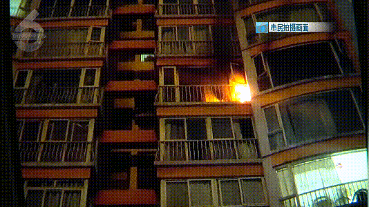 闯大祸!爷孙俩在昆明一小区放烟花,把6楼住户家窗帘点了
