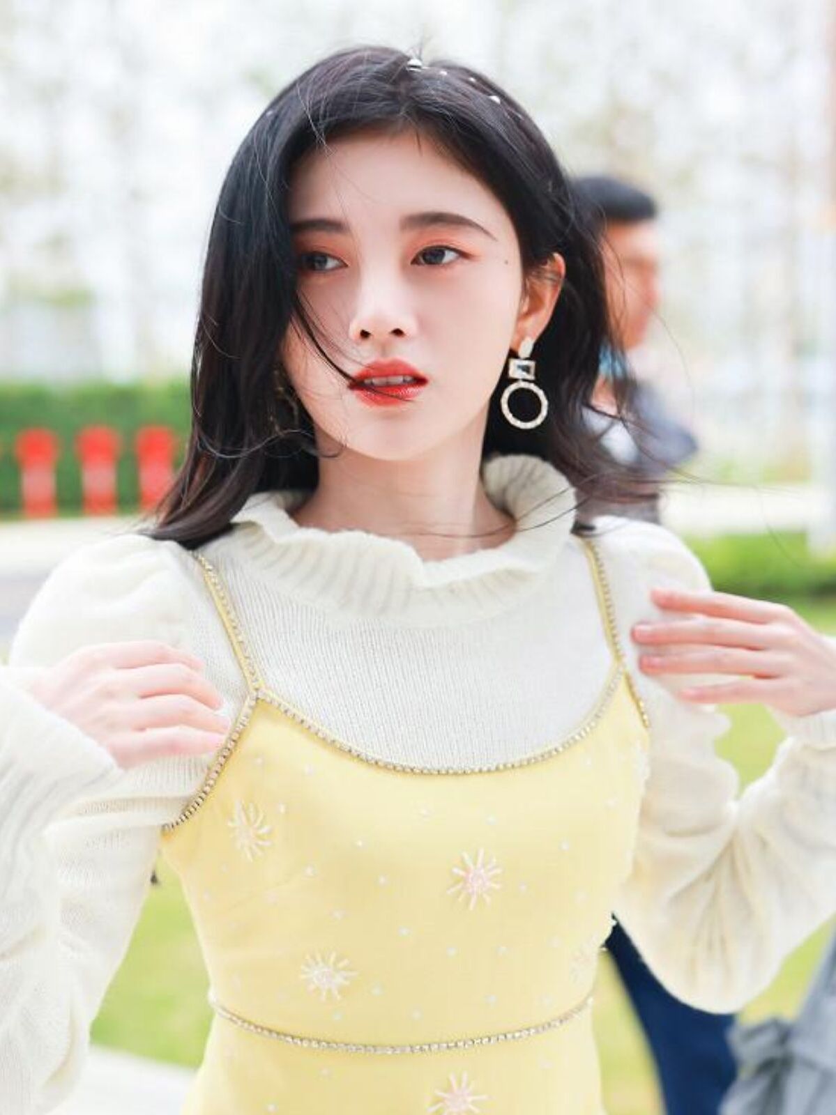 鞠婧祎个子娇小却丰满,冬天穿吊带裙尽显傲人曲线,美出新高度