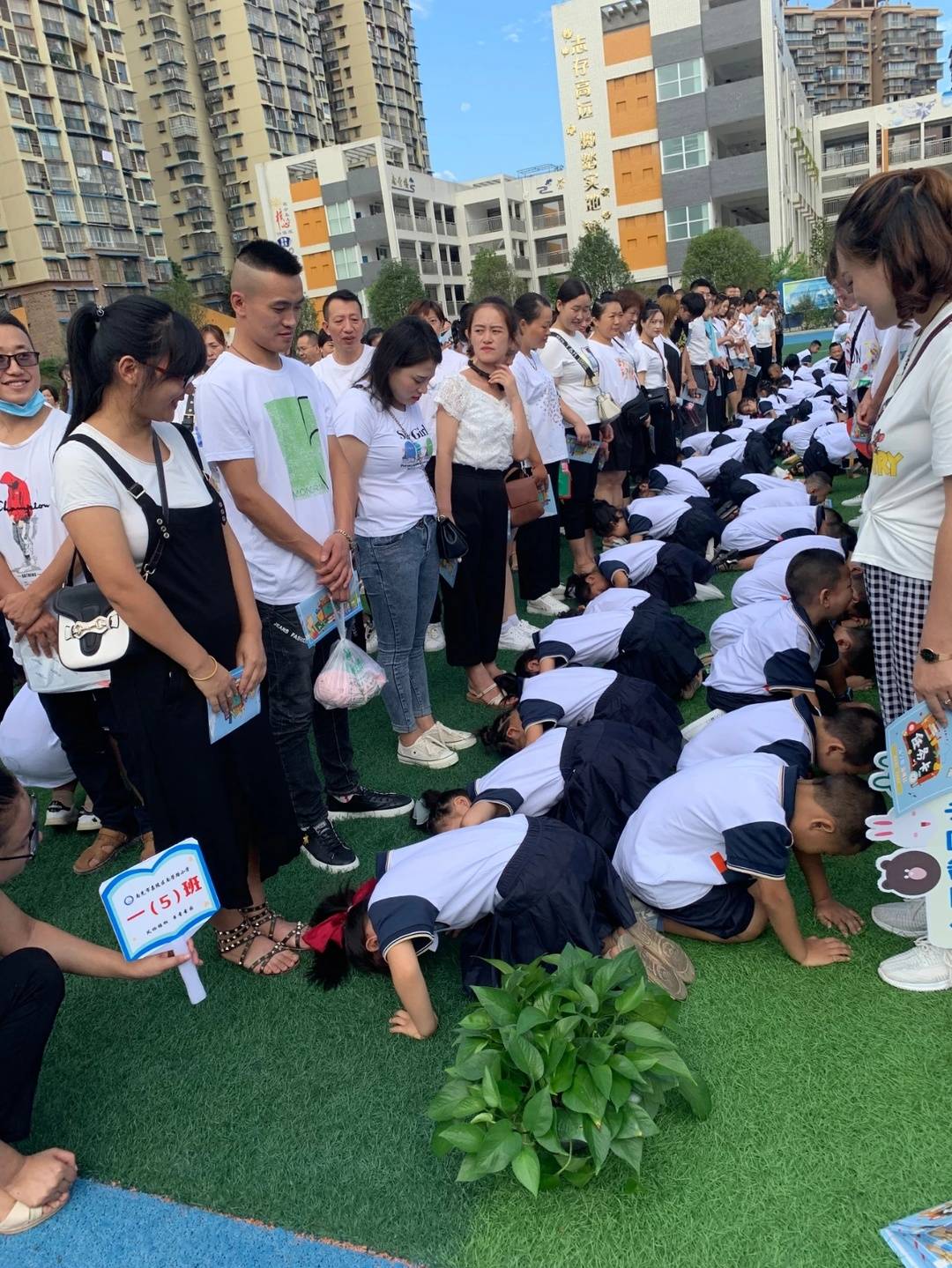 開學季:一年級新生在入學儀式上向父母行跪拜禮