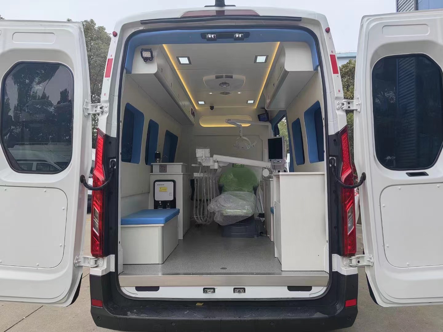 移动牙科体检车:关爱笑容的行动者