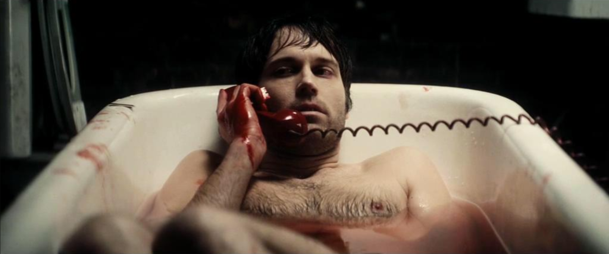 豆瓣8.1分的电影《宵禁》:有一种活着的力量叫作被需要