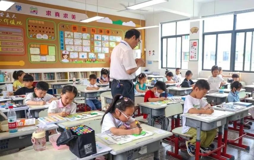 九百少儿齐绘画,又一届"萌芽杯"展开角逐!