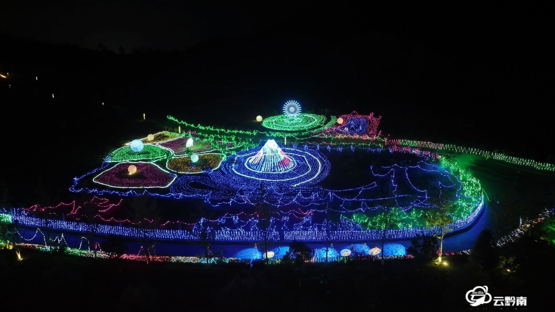 绚丽声光秀点"靓"夜空 龙里再添夜游打卡地